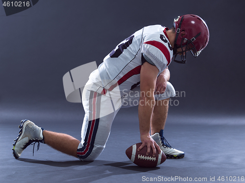 Image of American football player getting ready before starting