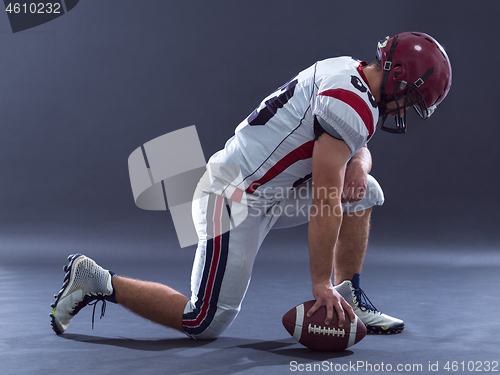 Image of American football player getting ready before starting