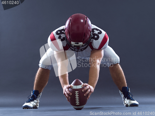 Image of American football player getting ready before starting