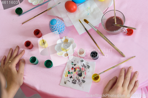 Image of Workplace decorator painting eggs