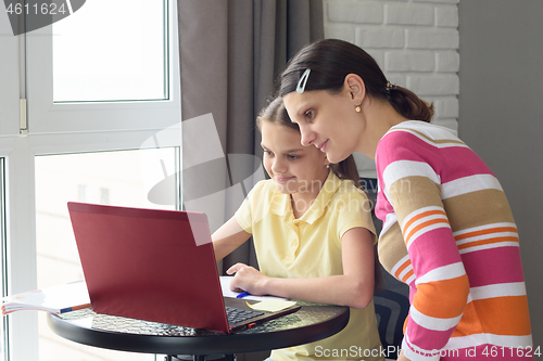 Image of Mom and child do homework together without leaving home