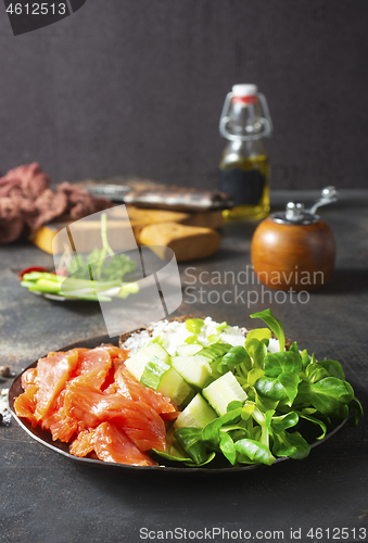 Image of salmon with bread and creamcheese 