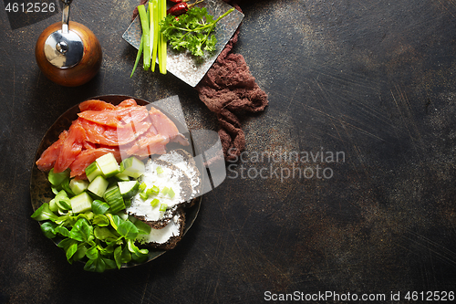 Image of salmon with bread and creamcheese 