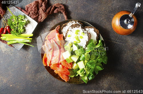 Image of salmon with bread and creamcheese 