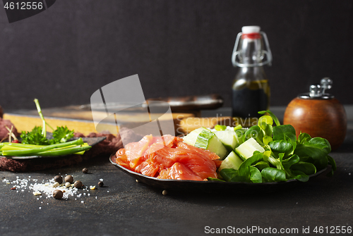 Image of salmon with bread and creamcheese 