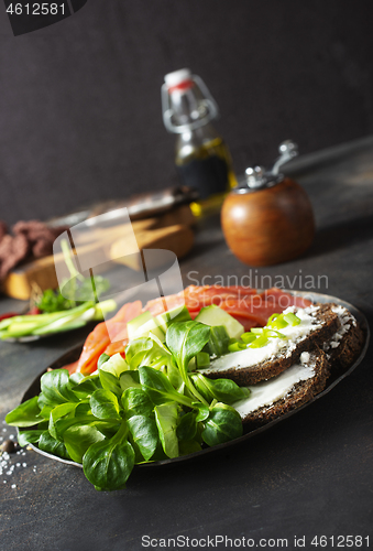 Image of salmon with bread and creamcheese 