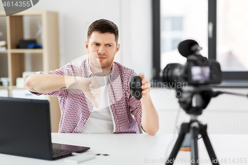 Image of video blogger with computer mouse videoblogging