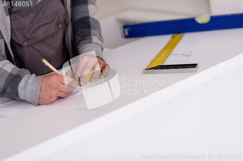 Image of the worker writing the measures