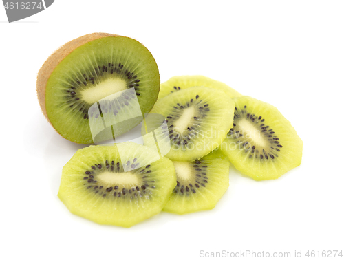 Image of Half portion of kiwifruit, surrounded by freshly cut slices