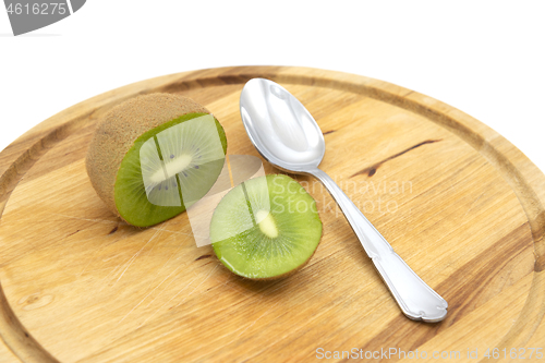 Image of Whole fresh kiwifruit cut open, to be eaten with a spoon