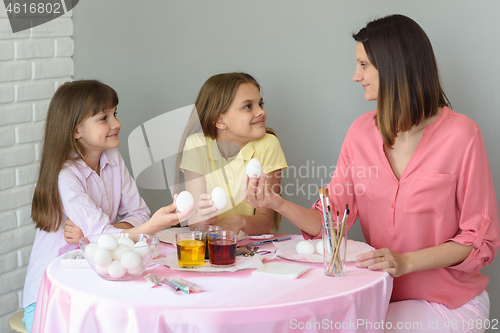 Image of Mom and two daughters are going to dye eggs for Easter