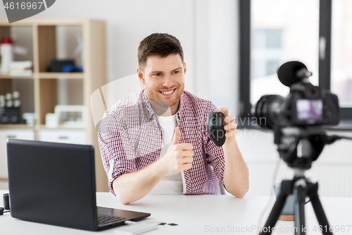 Image of video blogger with computer mouse videoblogging