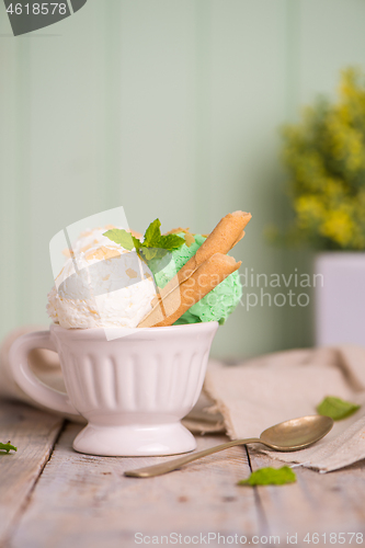 Image of Vanilla and mint ice cream in cup