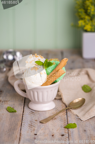 Image of Vanilla and mint ice cream in cup