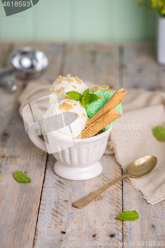 Image of Vanilla and mint ice cream in cup