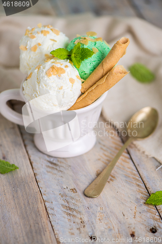 Image of Vanilla and mint ice cream in cup