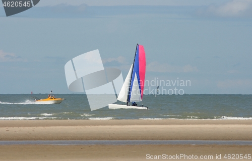 Image of motorboat and a sailboat 