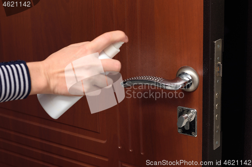 Image of Hand protects the handle on the entrance door