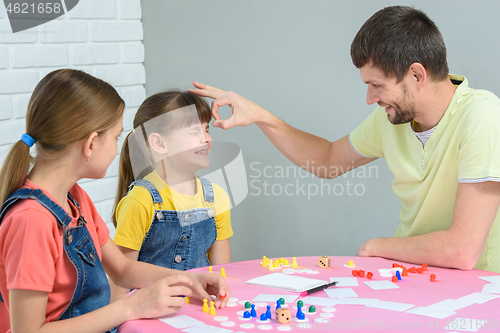 Image of Dad punches a girl who lost in a board game