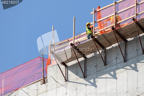 Image of workers hanging on a house facade in New York