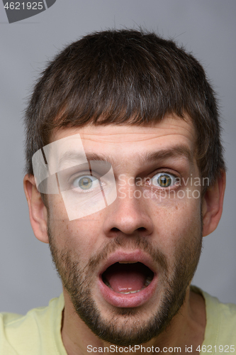 Image of Close-up portrait of a very surprised man of European appearance