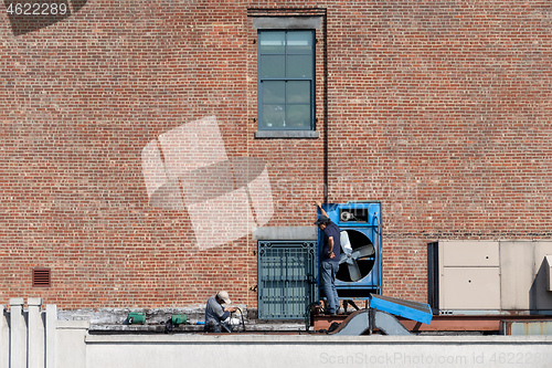 Image of workers on a house facade in New York