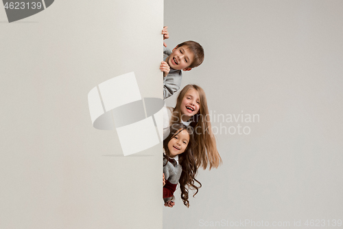 Image of Banner with a surprised children peeking at the edge