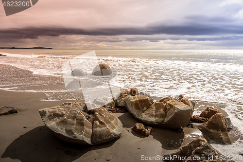 Image of boulders at the beach of Moeraki New Zealand