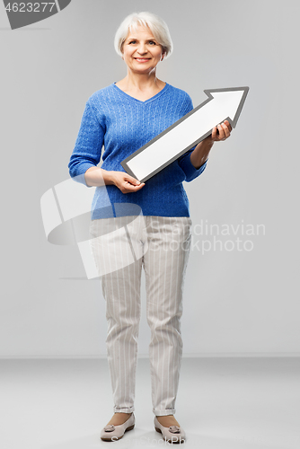 Image of smiling senior woman with big rightwards arrow