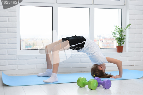 Image of Girl can not raise her head while doing exercise bridge at home