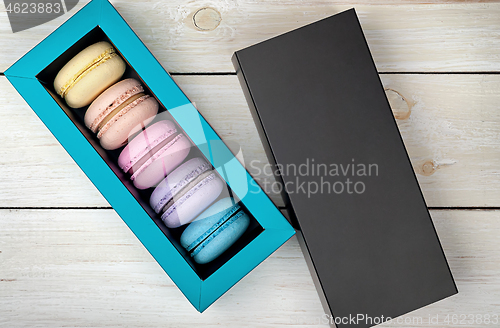 Image of Macaroons in box next to lid