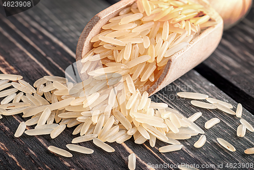 Image of Long rice in scoop closeup