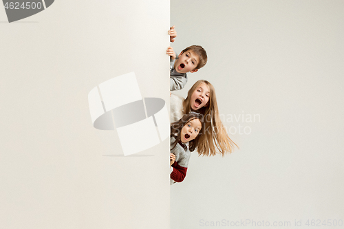 Image of Banner with a surprised children peeking at the edge