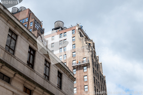 Image of typical water tank on the roof of a building in New York City