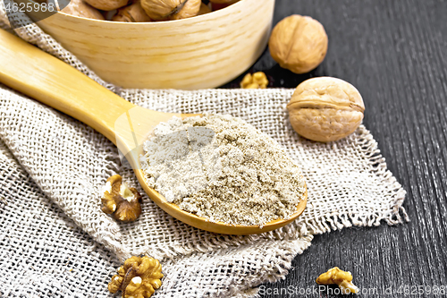 Image of Flour walnut in spoon on napkin