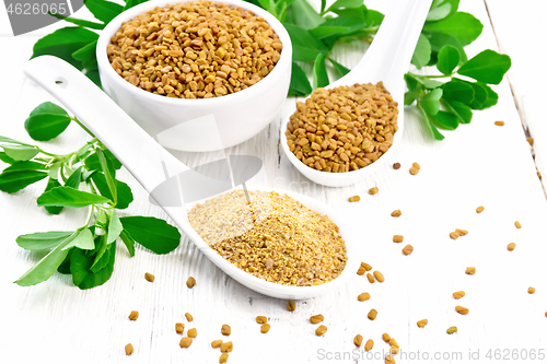 Image of Fenugreek in two spoons and bowl with leaves on light board