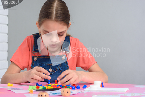 Image of Girl enthusiastically plays board games
