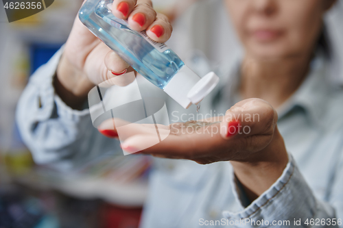 Image of Woman using a moisturizing lotion for desinection