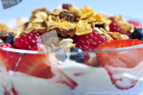 Image of Yogurt with berries and granola