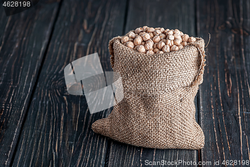 Image of Sack of chickpeas stands on desk