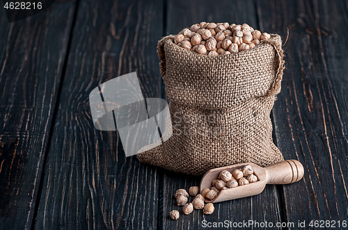 Image of Chickpea in sack and scoop near