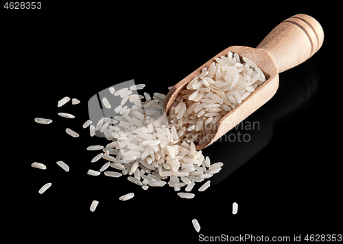 Image of White rice in wooden scoop