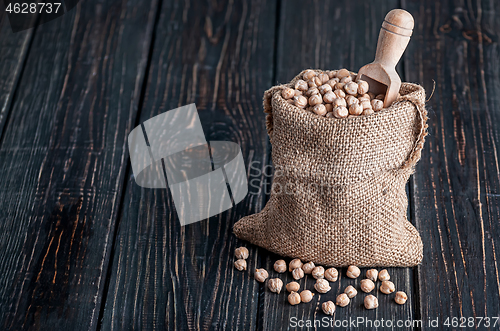 Image of Sack with chickpeas and spoon stands