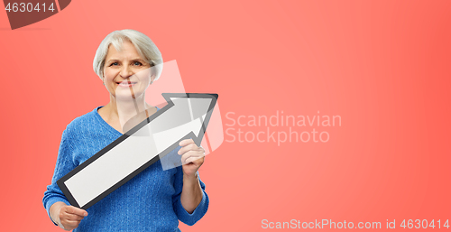 Image of smiling senior woman with big rightwards arrow