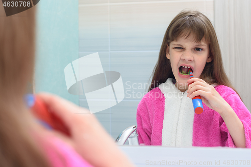 Image of The girl from toothache decided to brush her teeth