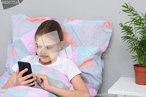 Image of Girl dialing an email in a mobile phone