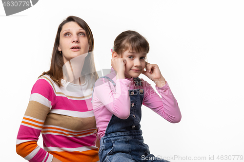 Image of Mom wants to sneeze, daughter plugged her ears with fingers
