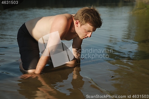Image of Guy observing clam squitrting water