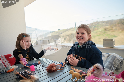 Image of little girls playing with dolls