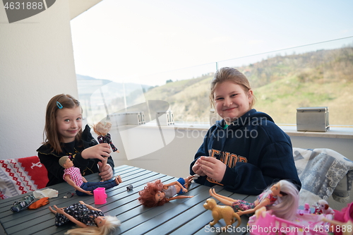 Image of little girls playing with dolls